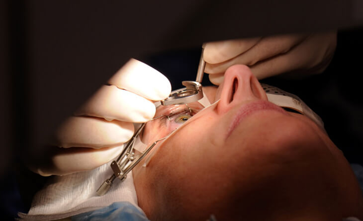 Best Eye Treatment to Remove Glasses - Dr Anisha Gupta - Eye Specialist in Delhi -02 Removing spectacles surgery